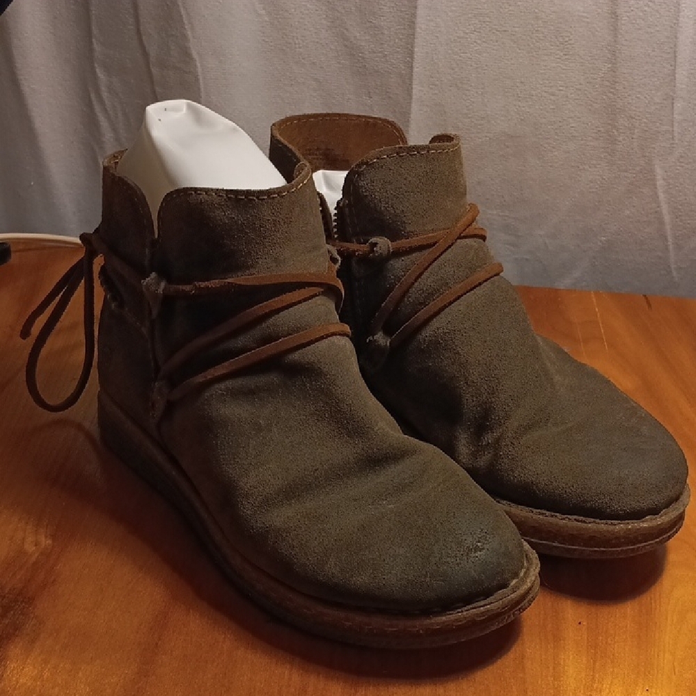 Born Women's Ankle Bootie Size 6
